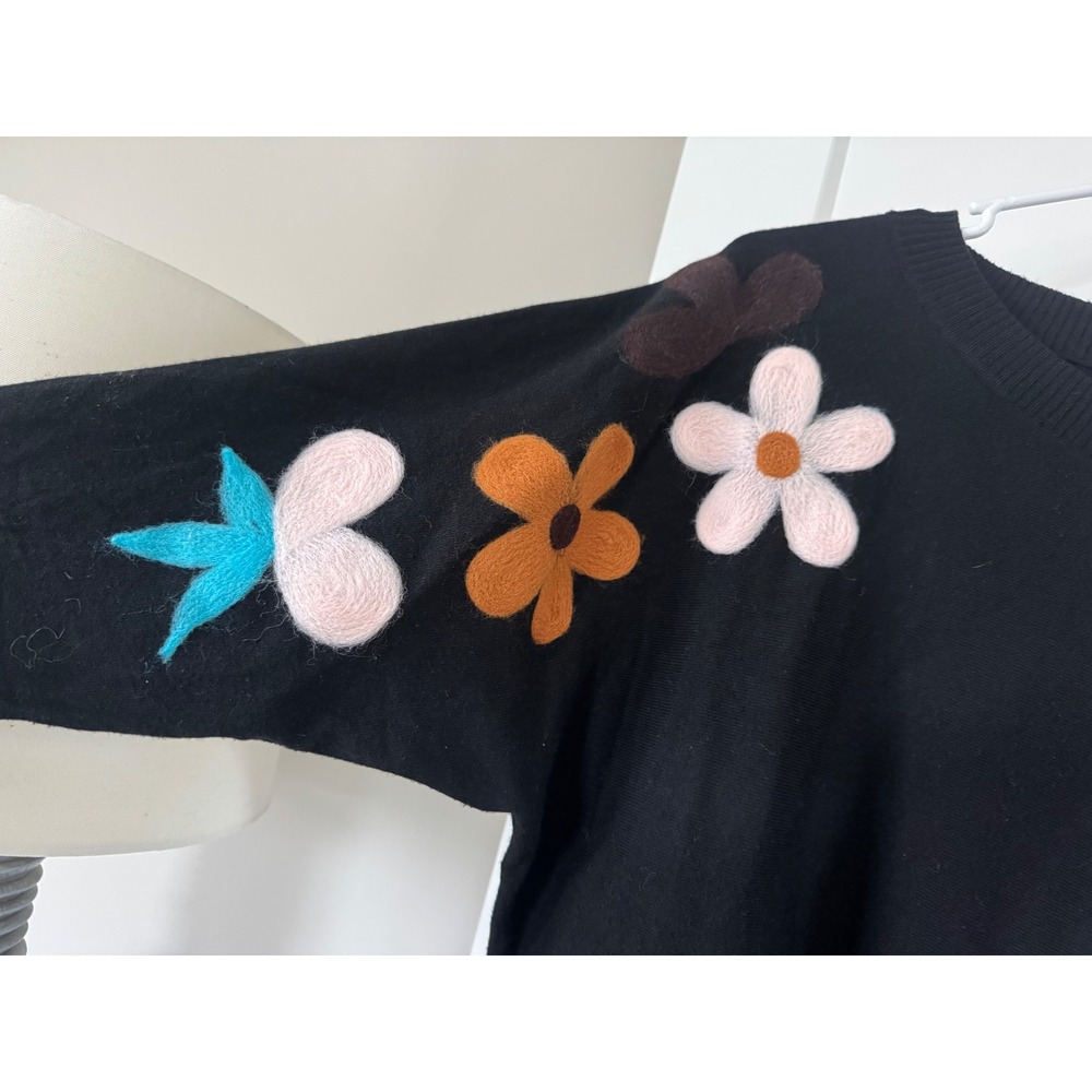 Aaeda Women Black Floral Applique Knit Pullover Sweater Crew Neck Size Large - Picture 2 of 6